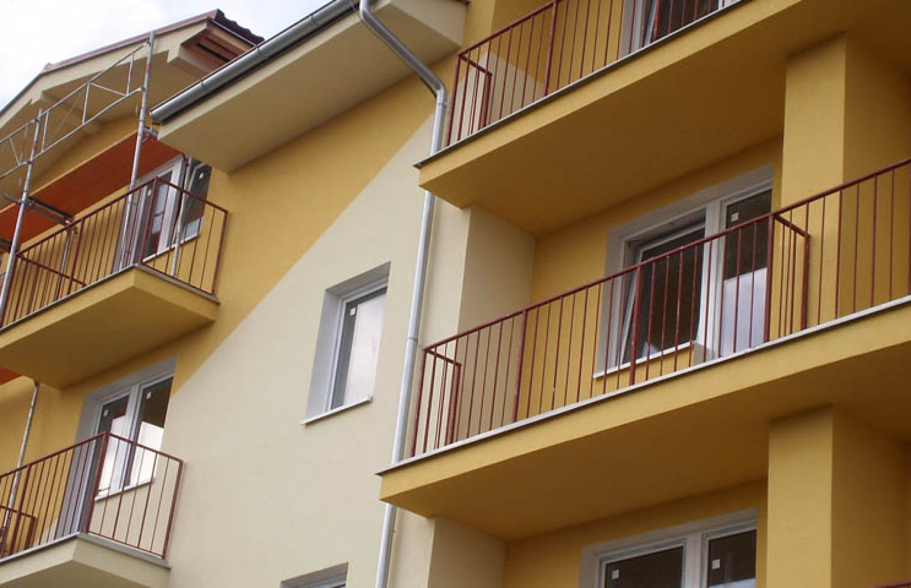 {"id":77,"morph_id":33,"morph_type":"App\\TwoC\\Cms\\Projects\\Models\\Project","name":"39d0cda7dcc3600e46b6f6244daf34ab.jpg","order":0,"created_at":"2025-12-01T12:10:07.000000Z","updated_at":"2025-12-01T12:10:07.000000Z","first_image_path":"\/uploads\/galleries\/projects\/33\/image\/39d0cda7dcc3600e46b6f6244daf34ab.jpg","crop":{"original":"https:\/\/www.conesto.sk\/uploads\/galleries\/projects\/33\/39d0cda7dcc3600e46b6f6244daf34ab.jpg","resolutions":[{"name":"image","width":1772,"height":1144,"image":"https:\/\/www.conesto.sk\/uploads\/galleries\/projects\/33\/image\/39d0cda7dcc3600e46b6f6244daf34ab.jpg"}]},"image":"\/uploads\/galleries\/projects\/33\/image\/39d0cda7dcc3600e46b6f6244daf34ab.jpg","image_path":"https:\/\/www.conesto.sk\/uploads\/galleries\/projects\/33\/image\/39d0cda7dcc3600e46b6f6244daf34ab.jpg","morph":{"id":33,"name":"Bytov\u00e9 komplexy Al\u017ebetin dvor","slug":"bytove-komplexy","locality":"Miloslavov","year":"2007-2009","number_of_units":108,"non_res_units":0,"web_url":null,"total_area":"8200.00","property_status":"done_sold","text":"V roku 2007 sme za\u010dali s v\u00fdstavbou dvoch bytov\u00fdch domov v obci Miloslavov, v \u010dasti Al\u017ebetin dvor, ktor\u00fa sme ukon\u010dili v roku 2009. V ka\u017edom z bytov\u00fdch domov sme zrealizovali 54 bytov\u00fdch jednotiek. Bytov\u00e9 komplexy v Miloslavove poskytuj\u00fa na v\u00fdber viacero dispozi\u010dn\u00fdch rie\u0161en\u00ed od gars\u00f3niek, jednoizbov\u00fdch bytov a\u017e po trojizbov\u00e9.\n\nV\u00fdstavbu sme realizovali v bezprostrednej bl\u00edzkosti hotela Ka\u010d\u00edn, ktor\u00fd pon\u00faka bohat\u00e9 vo\u013eno\u010dasov\u00e9 aktivity, napr\u00edklad futbal, tenis, pl\u00e1\u017eov\u00fd volejbal, \u0161portov\u00fd rybolov, jazdu na koni, biliard, wellness a mnoh\u00e9 \u010fal\u0161ie. Pozd\u013a\u017e dediny sa tiahne aj cyklotrasa, ktor\u00e1 sp\u00e1ja Miloslavov s Bratislavou. V\u010faka obchvatu 0 teraz aj s v\u00fdbornou dostupnos\u0165ou do hlavn\u00e9ho mesta.","status":"published","published_at":"2025-11-29T23:00:00.000000Z","created_at":"2025-12-01T12:04:08.000000Z","updated_at":"2025-12-06T19:33:06.000000Z","format_published_at":"29.11.2025 23:00","url":"https:\/\/www.conesto.sk\/projekt\/bytove-komplexy","format_created_at":"01.12.2025 12:04","format_status":"Publikovan\u00e9","main_image":"\/uploads\/projects\/33\/bytove-komplexy-6UOEPRjXWT-1320x742.jpg?v=1764590846","main_image_path":"https:\/\/www.conesto.sk\/uploads\/projects\/33\/bytove-komplexy-6UOEPRjXWT-1320x742.jpg?v=1764590846","main_big_image":null,"main_big_image_path":null,"main_banner":"\/uploads\/projects\/33\/bytove-komplexy-yZOzsjXGuh-2560x914.jpg?v=1764590953","main_banner_path":"https:\/\/www.conesto.sk\/uploads\/projects\/33\/bytove-komplexy-yZOzsjXGuh-2560x914.jpg?v=1764590953","pdf":null,"pdf_path":null,"filemanager_config":{"main":{"path":"\/uploads\/projects\/","resolutions":{"image":[1320,742],"big_image":[2485,1397],"banner":[2560,914]}}},"files":[{"id":77,"type":"image","name":"main_image","path":"\/uploads\/projects\/33\/bytove-komplexy-6UOEPRjXWT-1320x742.jpg?v=1764590846","morph_id":33,"morph_type":"App\\TwoC\\Cms\\Projects\\Models\\Project","file_id":69},{"id":79,"type":"image","name":"main_banner","path":"\/uploads\/projects\/33\/bytove-komplexy-yZOzsjXGuh-2560x914.jpg?v=1764590953","morph_id":33,"morph_type":"App\\TwoC\\Cms\\Projects\\Models\\Project","file_id":71}]}}