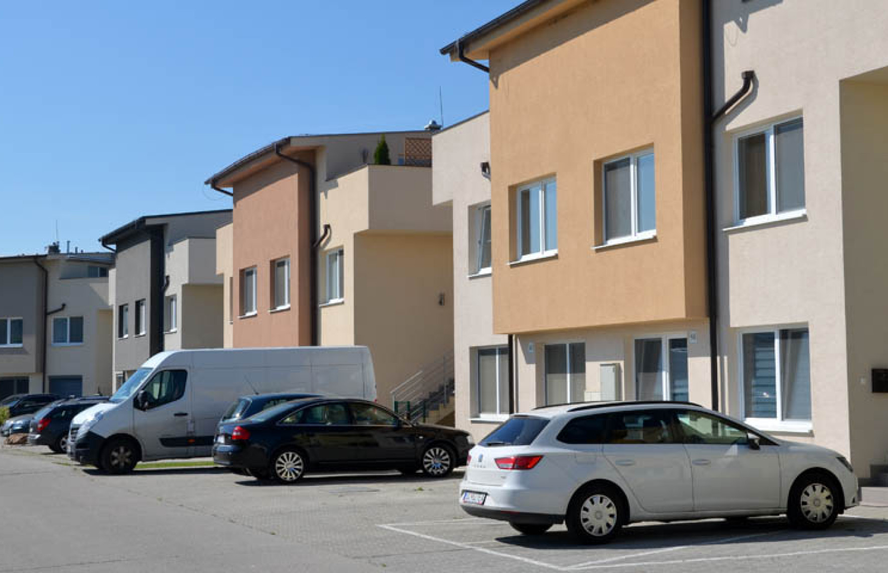 {"id":91,"morph_id":35,"morph_type":"App\\TwoC\\Cms\\Projects\\Models\\Project","name":"2dd3757a8124e6557bb1858310a98335.jpg","order":3,"created_at":"2025-12-01T12:20:41.000000Z","updated_at":"2025-12-01T12:20:41.000000Z","first_image_path":"\/uploads\/galleries\/projects\/35\/image\/2dd3757a8124e6557bb1858310a98335.jpg","crop":{"original":"https:\/\/www.conesto.sk\/uploads\/galleries\/projects\/35\/2dd3757a8124e6557bb1858310a98335.jpg","resolutions":[{"name":"image","width":1772,"height":1144,"image":"https:\/\/www.conesto.sk\/uploads\/galleries\/projects\/35\/image\/2dd3757a8124e6557bb1858310a98335.jpg"}]},"image":"\/uploads\/galleries\/projects\/35\/image\/2dd3757a8124e6557bb1858310a98335.jpg","image_path":"https:\/\/www.conesto.sk\/uploads\/galleries\/projects\/35\/image\/2dd3757a8124e6557bb1858310a98335.jpg","morph":{"id":35,"name":"Vila domy Mot\u00fdlik","slug":"vila-domy-motylik","locality":"Most pri Bratislave","year":"2010-2015","number_of_units":36,"non_res_units":0,"web_url":null,"total_area":"3200.00","property_status":"done_sold","text":"S\u00fa\u010das\u0165ou projektu Villa domy Mot\u00fdlik je 9 stavieb. Na pr\u00edzem\u00ed ka\u017ed\u00e9ho vila domu sa nach\u00e1dzaj\u00fa dva trojizbov\u00e9 byty s celkovou plochou 82 m2 pre ka\u017ed\u00fd z nich. Na druhom poschod\u00ed je \u0161tvorizbov\u00fd mezonetov\u00fd byt s vlastn\u00fdm schodiskom a s\u00fakromn\u00fdm vstupom, ktor\u00e9ho \u00fa\u017eitkov\u00e1 plocha je 114 m2. Z\u00e1kladn\u00e1 my\u0161lienka bola vybudova\u0165 pr\u00edstupn\u00e9 b\u00fdvanie na \u00farovni rodinn\u00e9ho domu s dostupnou cenovkou na \u00farovni bytu. Ka\u017ed\u00e1 bytov\u00e1 jednotka v dome s dvoma bytov\u00fdmi jednotkami m\u00e1 svoj vlastn\u00fd pozemok \u010di priestrann\u00e9 terasy. S\u00fa\u010das\u0165ou projektu je aj parkovisko, nach\u00e1dzaj\u00face sa pred ka\u017ed\u00fdm objektom.","status":"published","published_at":"2025-11-27T23:00:00.000000Z","created_at":"2025-12-01T12:14:11.000000Z","updated_at":"2025-12-06T19:30:57.000000Z","format_published_at":"27.11.2025 23:00","url":"https:\/\/www.conesto.sk\/projekt\/vila-domy-motylik","format_created_at":"01.12.2025 12:14","format_status":"Publikovan\u00e9","main_image":"\/uploads\/projects\/35\/vila-domy-motylik-cR85up2LiV-1320x742.jpg?v=1764591405","main_image_path":"https:\/\/www.conesto.sk\/uploads\/projects\/35\/vila-domy-motylik-cR85up2LiV-1320x742.jpg?v=1764591405","main_big_image":null,"main_big_image_path":null,"main_banner":"\/uploads\/projects\/35\/vila-domy-motylik-K4A9svhE7v-2560x914.jpg?v=1764591446","main_banner_path":"https:\/\/www.conesto.sk\/uploads\/projects\/35\/vila-domy-motylik-K4A9svhE7v-2560x914.jpg?v=1764591446","pdf":null,"pdf_path":null,"filemanager_config":{"main":{"path":"\/uploads\/projects\/","resolutions":{"image":[1320,742],"big_image":[2485,1397],"banner":[2560,914]}}},"files":[{"id":81,"type":"image","name":"main_image","path":"\/uploads\/projects\/35\/vila-domy-motylik-cR85up2LiV-1320x742.jpg?v=1764591405","morph_id":35,"morph_type":"App\\TwoC\\Cms\\Projects\\Models\\Project","file_id":73},{"id":83,"type":"image","name":"main_banner","path":"\/uploads\/projects\/35\/vila-domy-motylik-K4A9svhE7v-2560x914.jpg?v=1764591446","morph_id":35,"morph_type":"App\\TwoC\\Cms\\Projects\\Models\\Project","file_id":75}]}}